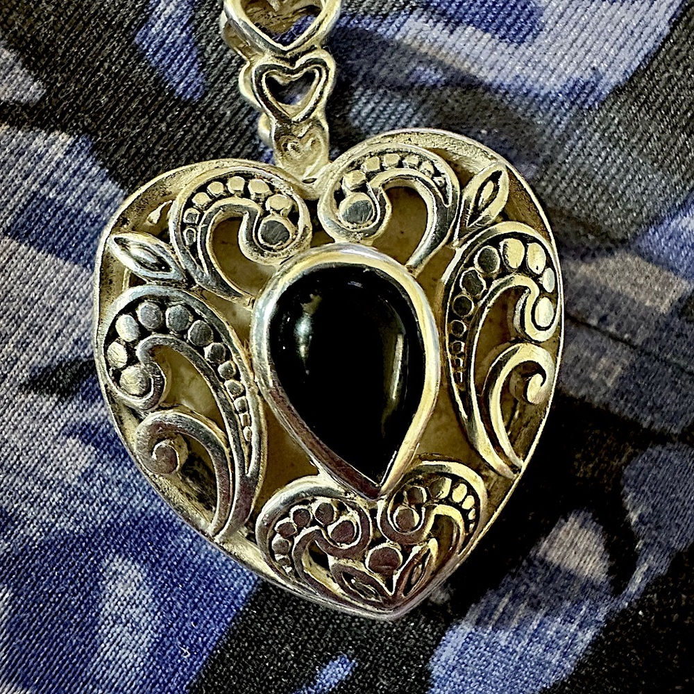 Vintage and rare, 925 silver and onyx pendan Stunning filigree, open hearts haul